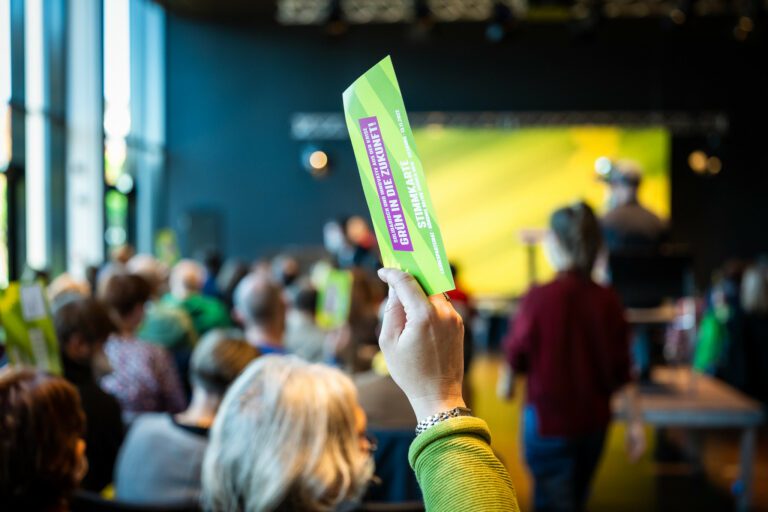 Kleiner Landesparteitag in Siegburg: Grüne übernehmen Verantwortung in Krisenzeiten